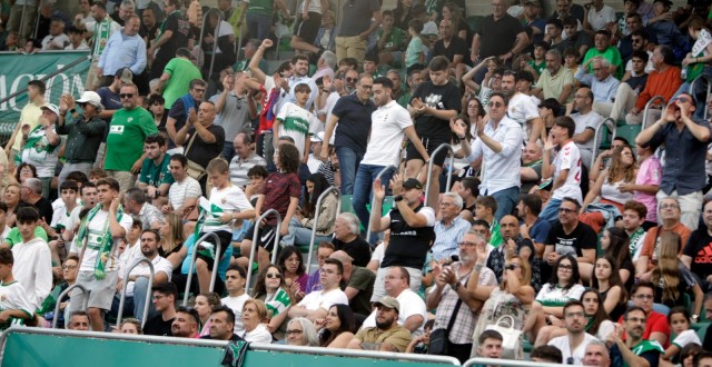 La afición del Elche reclama respuestas a Bragarnik y un cambio radical en la gestión del club