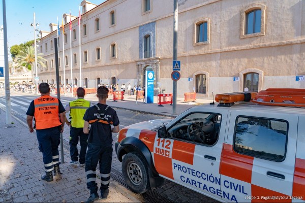 Cortes de tráfico en la calle Adarve de Artillería frente a la fachada principal del antiguo Hospital de Marina por la EBAU