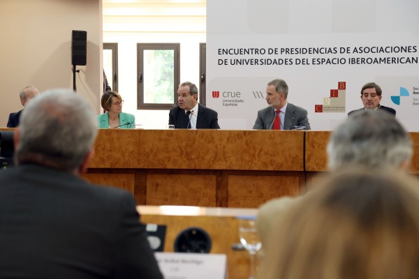 El rey insta a avanzar en el Espacio Iberoamericano del Conocimiento en un encuentro de la Crue