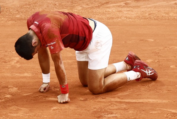 Djokovic se retira de Roland Garros por su lesión de rodilla
