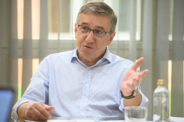Rovira calcula que habrá 1.000 docentes más el próximo curso y niega 