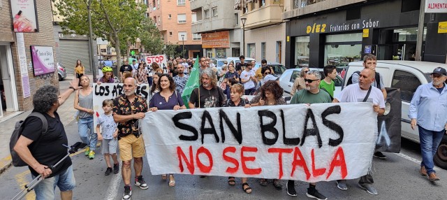 Vecinos de San Blas de Alicante vuelven a salir a la calle en contra de la tala de árboles en su plaza