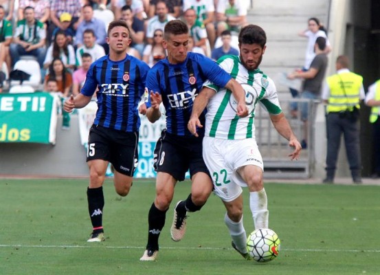 Nando se luce en un Córdoba que golpea primero en el asalto a Primera División
