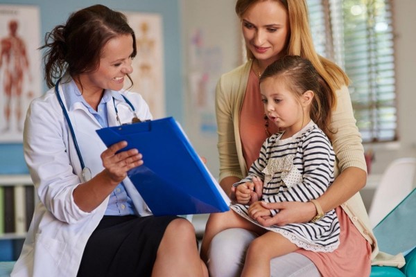 La Asociación de Pediatría recomienda la vacunación contra la gripe hasta los 18 años y el uso preferente de la vacuna intranasal a partir de los 2 años

