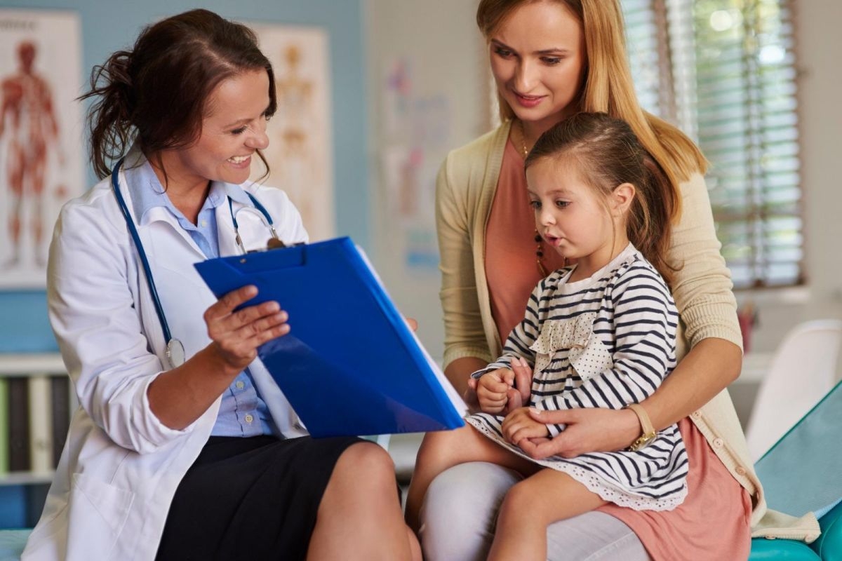 La Asociación de Pediatría recomienda la vacunación contra la gripe hasta los 18 años y el uso preferente de la vacuna intranasal a partir de los 2 años
