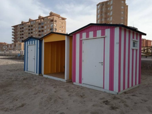 El Ayuntamiento renueva  aseos químicos y vestuarios para Playa Honda, Mar de Cristal y Playa del Cuartel
