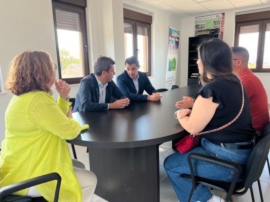Mazón promete al comité de empresa del Hospital de Torrevieja para 