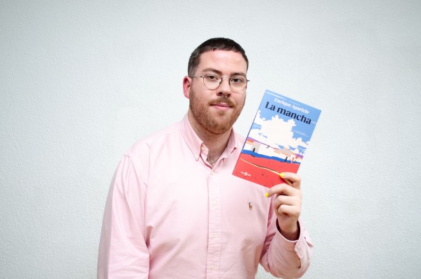 Enrique Aparicio: “Haciendo ganchillo, mi madre me ha enseñado a escribir”