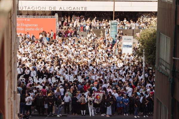 Mahou reúne a miles de personas en la mascletà de ‘Inici de la Festa’ 