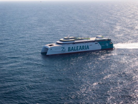 El 'fast ferry Margarita Salas' de Baleària realiza las primeras pruebas de navegación en Gijón