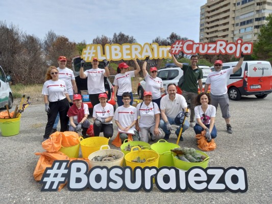 Voluntarios recogen 140 kilos de vidrio, metales y envases en el entorno de l'Albufera