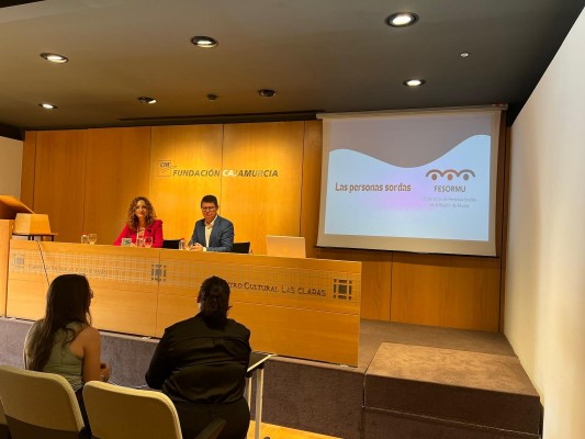 La Federación de Personas Sordas de la Región forma a los técnicos del Ayuntamiento de Murcia