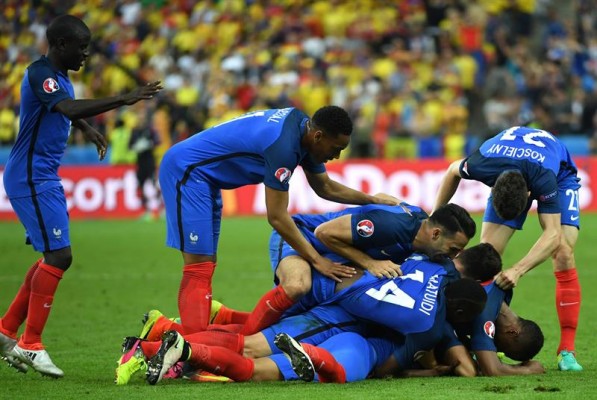 Payet rescata a Francia en su debut