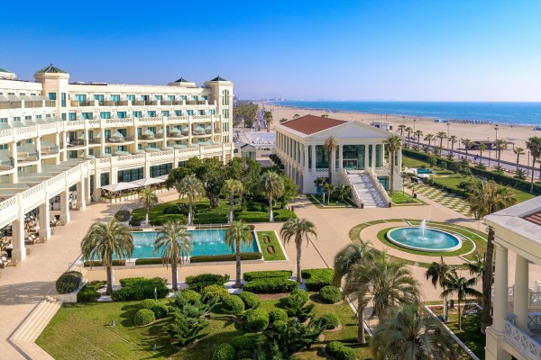 La familia Santos Tejedor saca a bolsa la socimi de sus hoteles por 630 millones de euros
