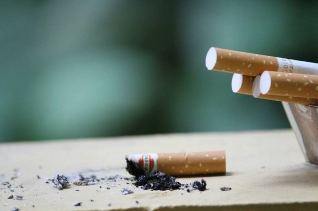 Dentistas alertan de los riesgos del tabaco y los cigarrillos electrónicos en la salud bucal
