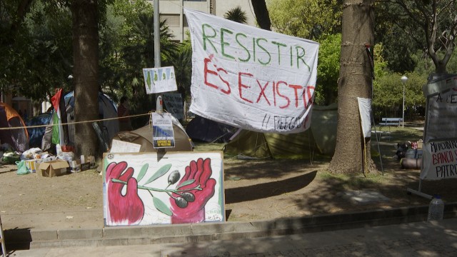 La acampada propalestina de la UV ve insuficiente el pronunciamiento del Consell de govern
