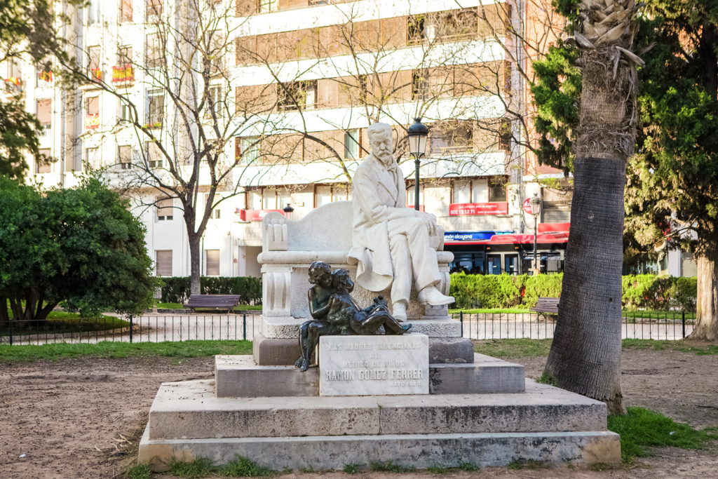Imagen de la escultura del doctor Ramón Gómez Ferrer en València. Foto: AYUNTAMIENTO DE VALÈNCIA - 
