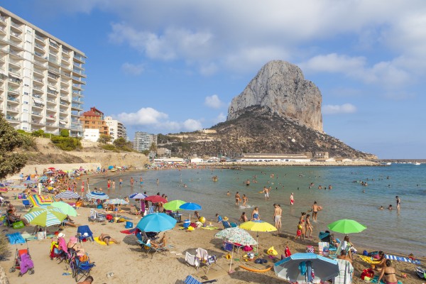 Calp prohíbe fumar en las playas del Arenal-Bol, la Fossa y Cantal Roig