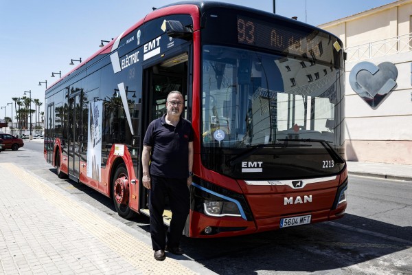 Nace un bebé en un autobús de la EMT València en un parto asistido por el padre y otros pasajeros