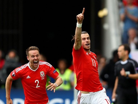 Bale y Robson Kanu firman el histórico triunfo de Gales