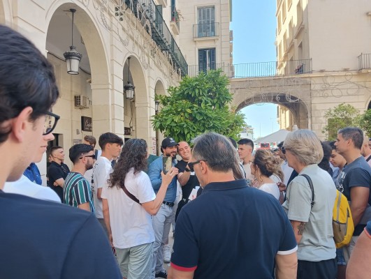                                 El árbol y las nueces de Alvise Pérez se dejan ver por Alicante 
