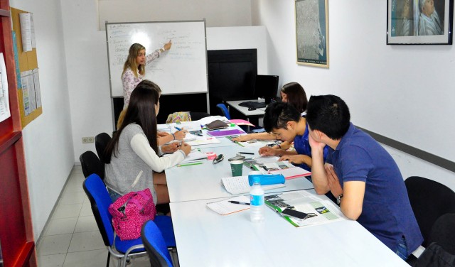 Nace un colectivo de padres para crear líneas en inglés a precio 