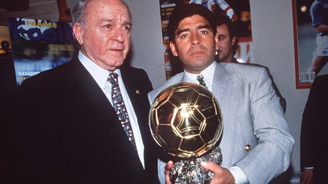 Un tribunal francés da luz verde a la subasta del Balón de Oro mundialista de Maradona