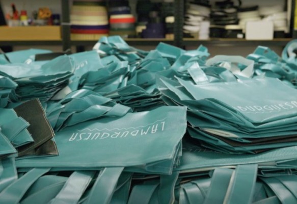 Lamburguesa reconvierte una lona publicitaria en útiles bolsas para sus clientes 