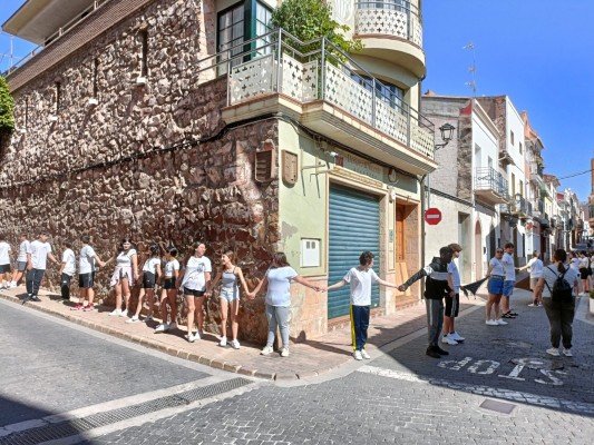 Cerca de 1000 alumnos de Almenara forman una cadena humana para pedir la paz