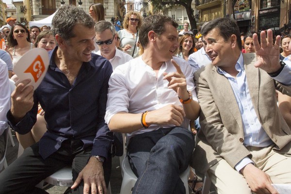 El 'caloret' hace sudar a Rivera en un mitin de pequeño formato y promesas enlatadas