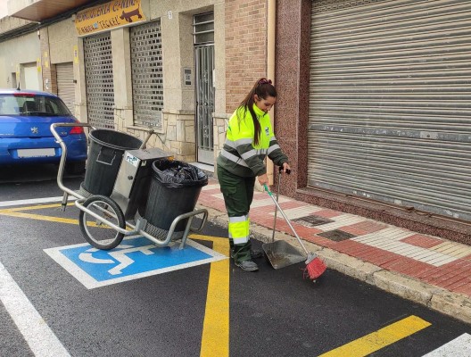 La limpieza de El Campello se encarece 480.000 euros por el personal y el alquiler de vehículos
