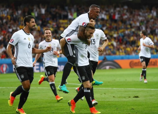Mustafi y Schweinsteiger le dan la victoria a Alemania frente a Ucrania