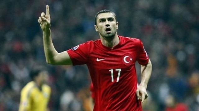 El delantero turco Burak Yilmaz, acusado de maltrato por su mujer