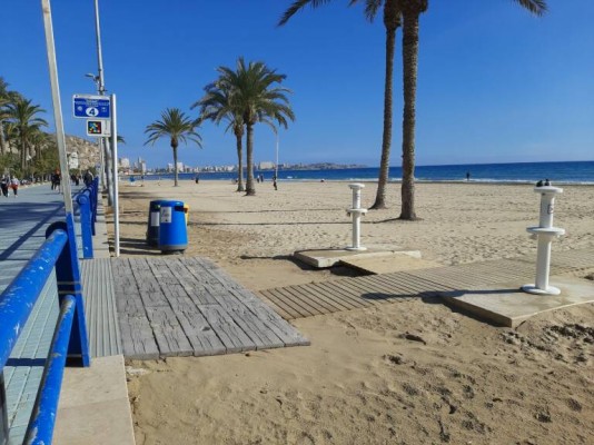 Alicante confirma la concesión del socorrismo en playas y preadjudica el mantenimiento de lavapiés