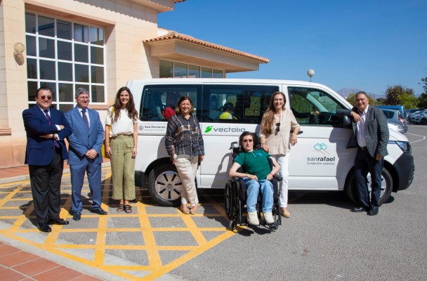 El Centro San Rafael de Alicante estrena una furgoneta adaptada con el apoyo de Vectalia