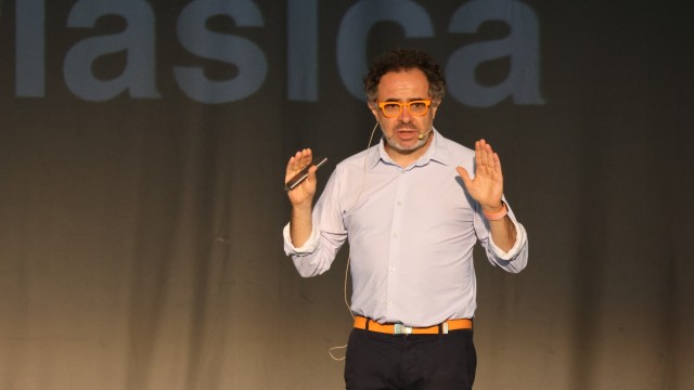 Mago More da vida a su obra literaria y cautiva al público de Onda con su conferencia 'Superpoderes'