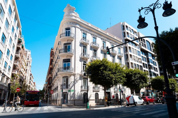 Camarero se monta un despacho en el edificio de Colón 80, reformado para servicios de discapacidad