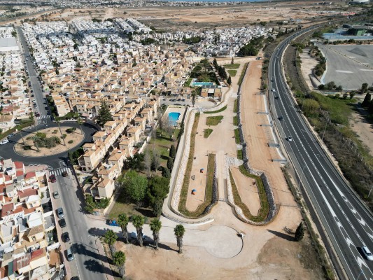 Torrevieja abre al público el parque inundable junto a la N- 332 en la urbanización Doña Inés 
