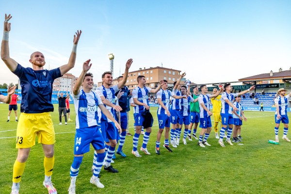 El Alcoyano inicia la resiembra de El Collao y se reúne con las peñas para consensuar los abonos