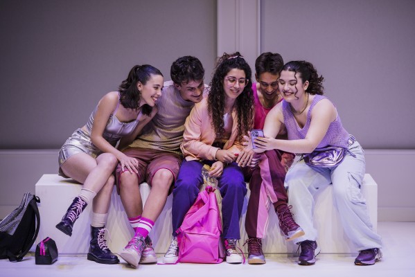 La generación de cristal se hace transparente en el teatro
