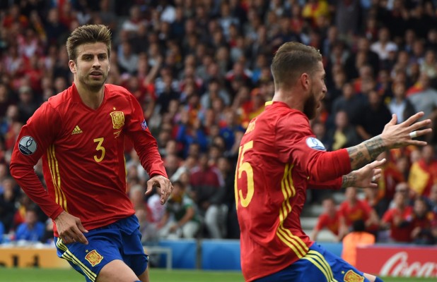 Piqué da el triunfo a España ante la República Checa