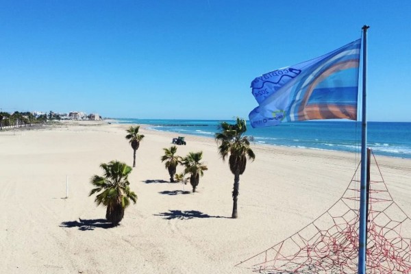 Burriana recoge las banderas azules que ondearán en las playas del Grao-Malvarrosa y el Arenal