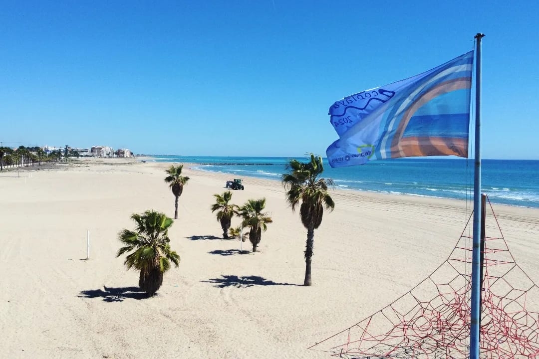 Burriana recoge las banderas azules que ondearán en las playas del Grao-Malvarrosa y el Arenal