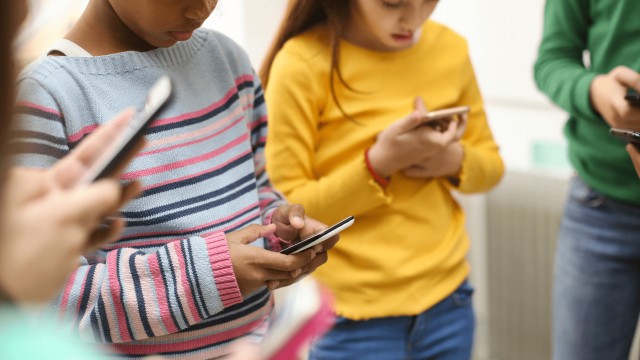 Nace la asociación Desempantallados para la defensa de la educación en competencias digitales