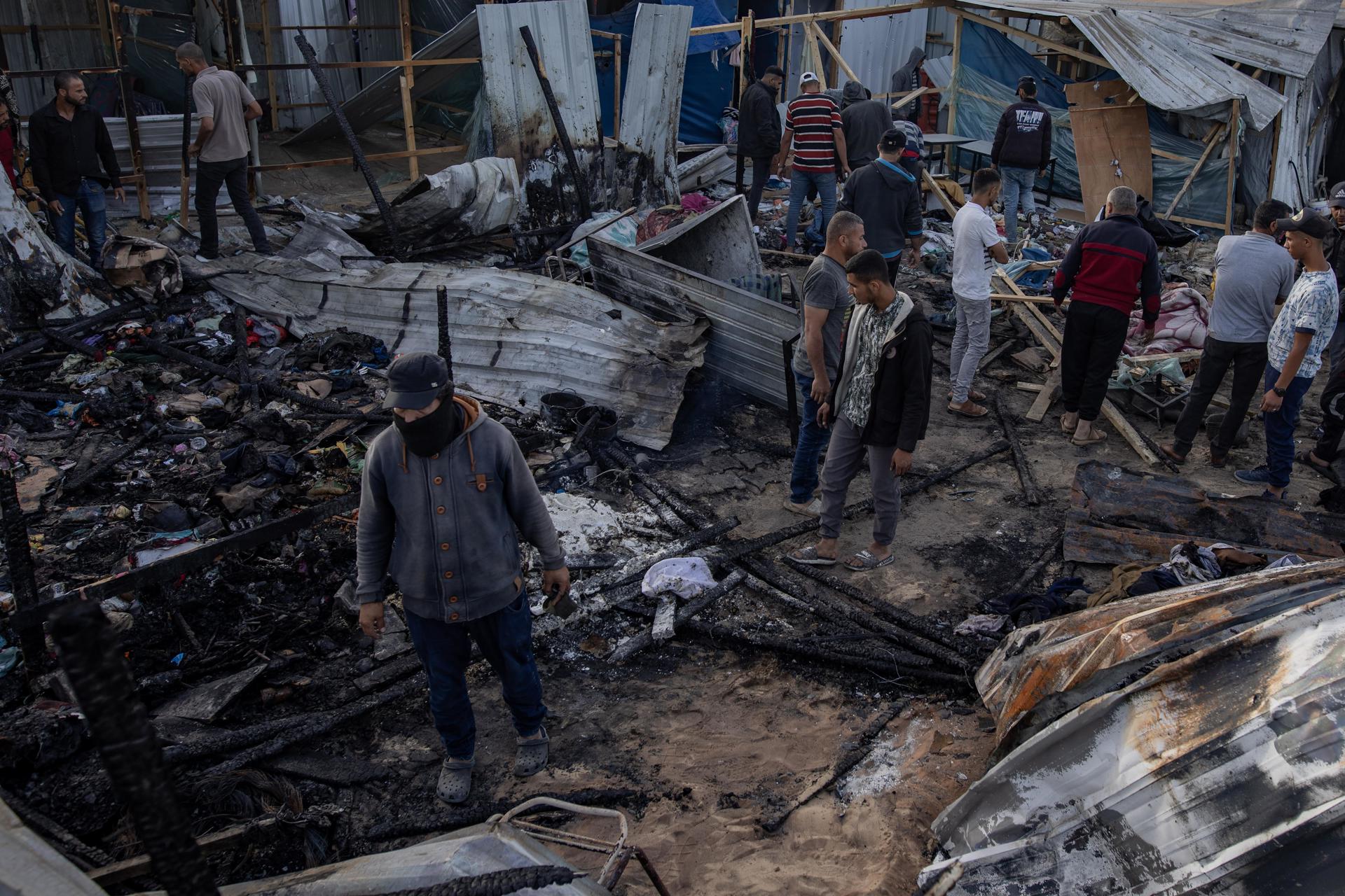Israel mata a 45 personas en un bombardeo sobre un campamento de desplazados de Rafá