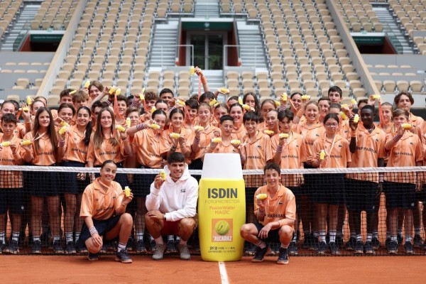 El tenista Carlos Alcaraz conciencia a los 'ballkids' de Roland Garros para fotoprotegerse del sol

