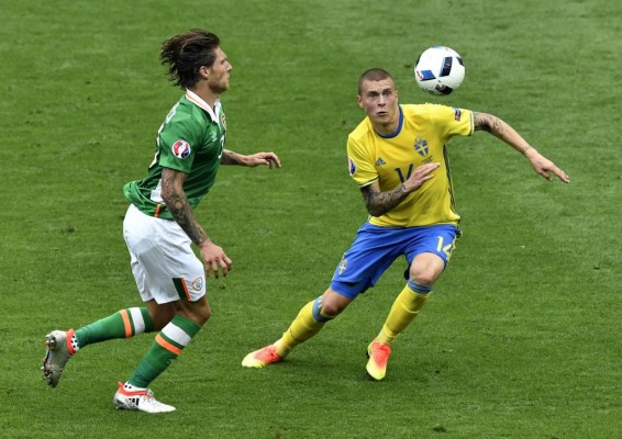 Un gol en propia meta de Clark impide el triunfo de Irlanda ante Suecia