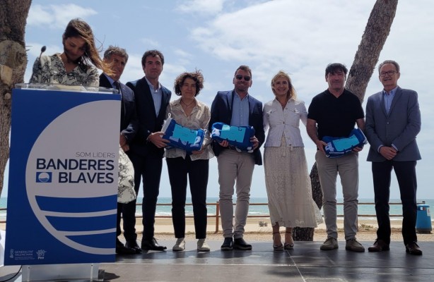 La Vila Joiosa recoge las seis banderas azules que reconocen la calidad de sus playas