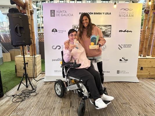 Mireia Cabañes y Anna Ortiz se suben al podio en el campeonato de España de surf adaptado