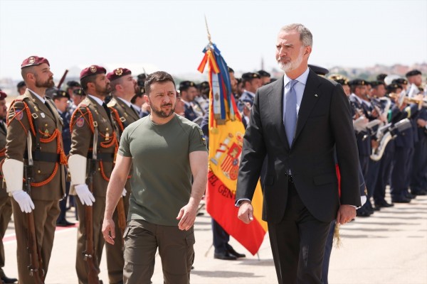 El Rey recibe a pie de pista a Zelenksi en su primera visita oficial a España
